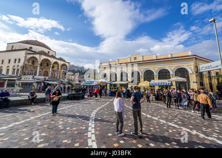 Menschen auf dem Monastiraki Platz in Athen, Griechenland. Zeigen Sie mit Tzistarakis Moschee Gebäude des 18. Jahrhunderts an Stockfoto