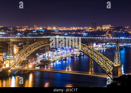 Dom Luis Brücke ich über den Fluss Douro zwischen den Städten Porto und Vila Nova De Gaia in Portugal Stockfoto