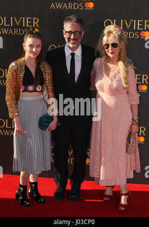 David Baddiel und Frau Morwenna Banks (rechts) statt Teilnahme an Olivier Awards 2017, in der Royal Albert Hall in London. Stockfoto