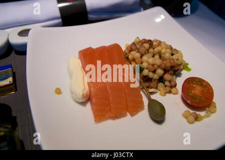 TORONTO, Kanada - 21. Januar 2017: Air Canada Business Class Bordmenü, geräucherter Lachs mit Fregola Salat als Vorspeise Stockfoto