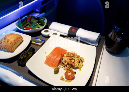 TORONTO, Kanada - 21. Januar 2017: Air Canada Business Class Bordmenü, geräucherter Lachs mit Fregola Salat als Vorspeise Stockfoto