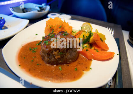 TORONTO, Kanada - 21. Januar 2017: Air Canada Business Class Bordmenü, Rinderfilet, Senfsauce, Kartoffelpüree als ein Hauptgericht Stockfoto