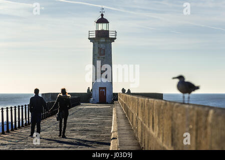 Blick auf Leuchtturm Felgueiras in Foz Douro Bezirk von Porto Stadt, zweitgrößte Stadt in Portugal Stockfoto