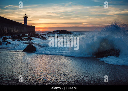 Blick vom Carneiro Strand auf einem Leuchtturm Felgueiras während des Sonnenuntergangs über Atlantik in Foz Do Douro Bezirk von Porto Stadt, Portugal Stockfoto