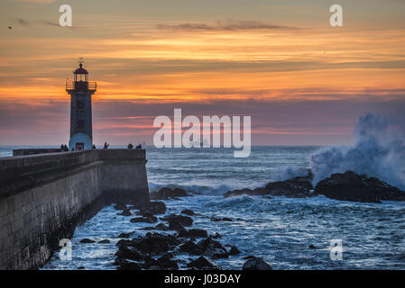 Malerischen Sonnenuntergang über dem Atlantik. Ansicht mit Felgueiras Leuchtturm in Foz Douro Bezirk von Porto Stadt, zweitgrößte Stadt in Portugal Stockfoto