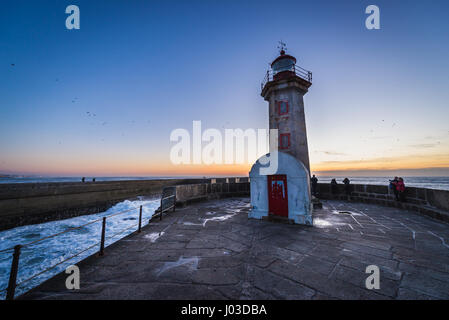 Sonnenuntergang über dem Atlantik. Ansicht mit Felgueiras Leuchtturm (Farol de Felgueiras) auf einem Wellenbrecher von Foz Douro Bezirk von Porto Stadt, zweiten großen Stockfoto