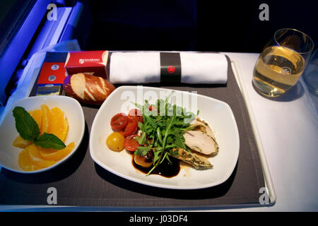 TORONTO, Kanada - 21. Januar 2017: Air Canada Business Class Bordmenü, Huhn mit Cherry-Tomaten-Salat als Snack vor der Ankunft Stockfoto