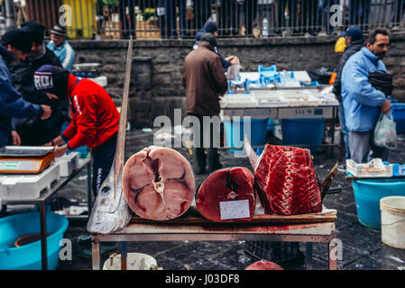 Stücke von Schwertfisch für den Verkauf auf berühmten alten Fischmarkt La Pescheria in Catania Stadt, östlich der Insel Sizilien, Italien genannt Stockfoto