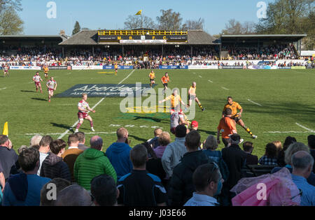 Eine große Menschenmenge beobachten 2017 Aberdeen Asset Melrose Sevens am Greenyards, Melrose, Scottish Borders. Stockfoto