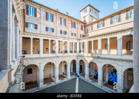 Kreuzgang des Bramante in Santa Maria della Pace, barocke Kirche in der Nähe von Piazza Navona Stockfoto