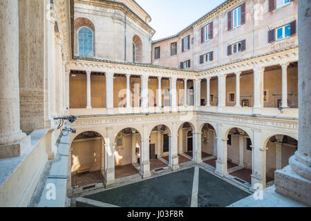 Kreuzgang des Bramante in Santa Maria della Pace, barocke Kirche in der Nähe von Piazza Navona Stockfoto