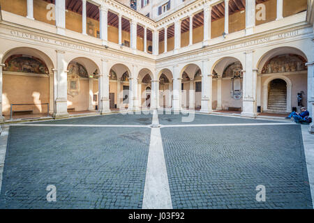 Kreuzgang des Bramante in Santa Maria della Pace, barocke Kirche in der Nähe von Piazza Navona Stockfoto