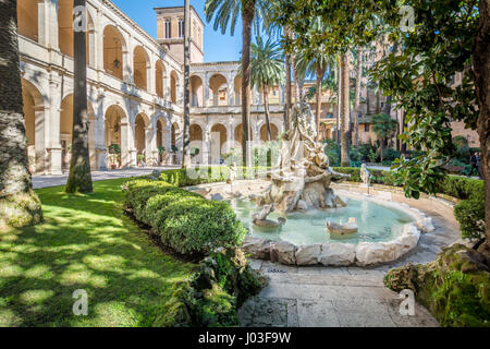 Kreuzgang im Palazzetto Venezia an einem sonnigen Morgen, Rom Stockfoto