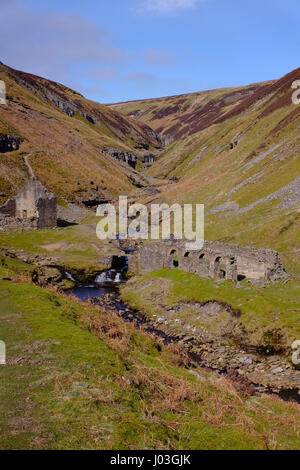 Relikte aus der führen Bergbau-Ära in Gunnerside Gill, Swaledale, Yorkshire Dales, UK Stockfoto