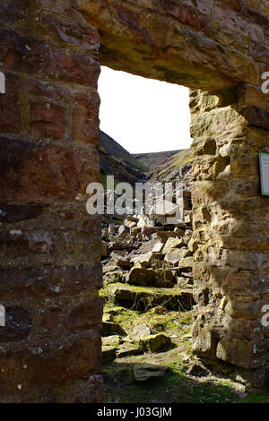 Relikte aus der führen Bergbau-Ära in Gunnerside Gill, Swaledale, Yorkshire Dales, UK Stockfoto