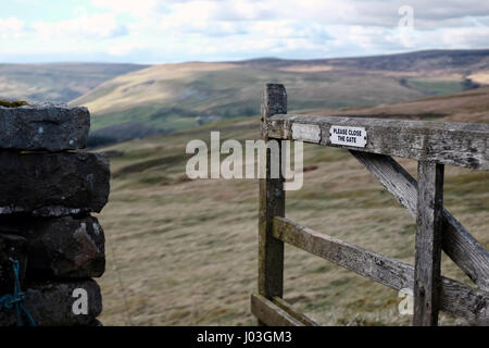 Bitte schließen Sie das Tor auf einem Bauern-Feld im Swaledale, Yorkshire Dales, UK Stockfoto