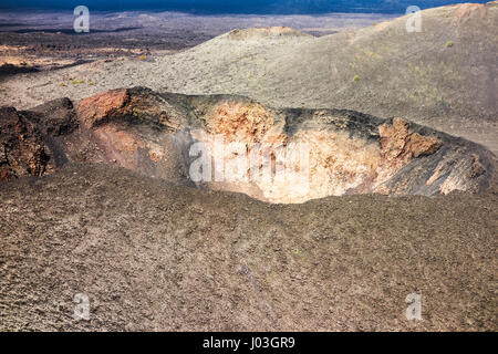 Camino Pista ländlichen Ruta de Los Volcanes. Krater im Timanfaya Nationalpark auf Lanzarote. Stockfoto