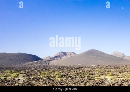 Vulkane auf Caldera De La Rilla, vor den Toren der Nationalpark Timanfaya auf Lanzarote. Stockfoto