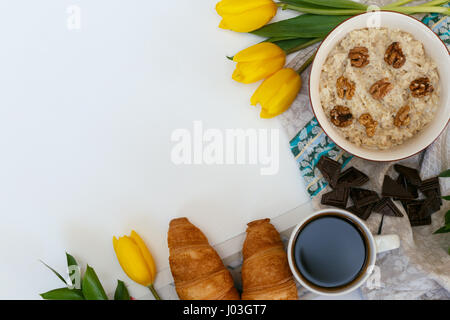 Gesundes Frühstück enthalten verschiedene Zutaten auf einem weißen Hintergrund Stockfoto