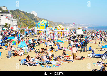 Sonnenbad am Menschen überfüllten Strand von Bournemouth, Dorset, Großbritannien Stockfoto