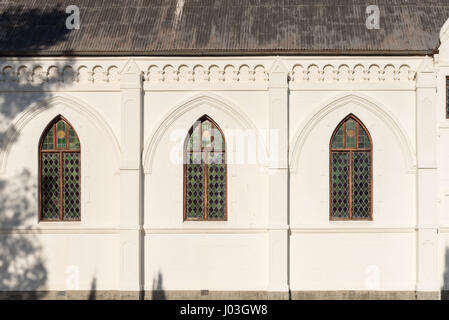 Windows von der Dutch Reformed Church in Nieu-Bethesda, ein historisches Dorf in der Provinz Eastern Cape. Die Kirche wurde im Jahre 1905 gebaut. Stockfoto