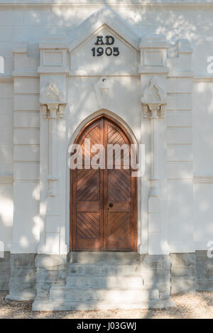 Eine Tür von der Dutch Reformed Church in Nieu-Bethesda, ein historisches Dorf in der Provinz Eastern Cape. Die Kirche wurde im Jahre 1905 gebaut. Stockfoto