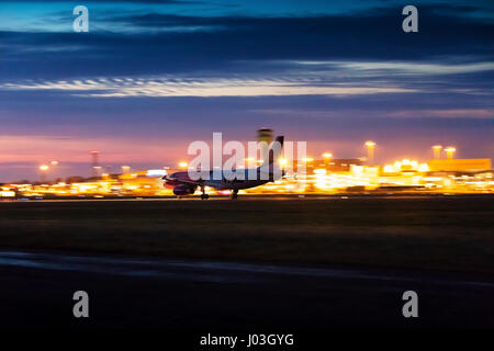 Wizzair Airbus A320 Landung am 17. Februar 2017 am Flughafen London Luton, Bedfordshire, UK Stockfoto