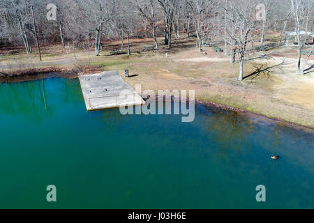 Luftaufnahme des geschlossenen Sprungturm auf stillgelegten Teich Stockfoto