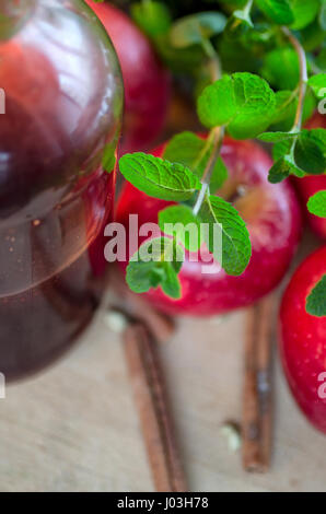 Hausgemachte Apfel-Sauce vorbereiten. Äpfel, Gewürze, Zutaten, Minze etc. Stockfoto