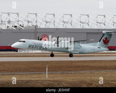 Air Canada Jazz Air Express Dash-8 Flugzeug abheben am Flughafen Dorval in Montreal Stockfoto