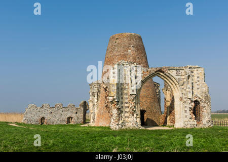 Ruinen einer Windmühle, Überreste der Abtei von St. Benet, Ludham, Norfolk Boards, Norfolk, England Stockfoto