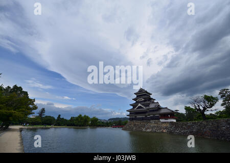 Matsumoto Burg bei bewölktem Himmel Stockfoto