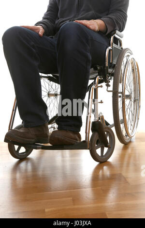 junge behinderte Menschen im Rollstuhl in seinem Schlafzimmer Stockfoto