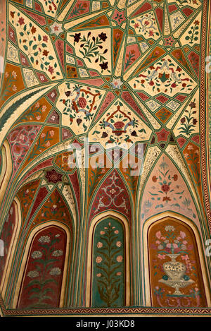 Schnitzereien auf Fenster am Amer Fort Stockfoto