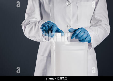 Chemischen Wissenschaftler öffnen weiß unbeschriftete Kunststofftank Kanister mit Chemikalien am Labortisch Stockfoto