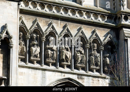 Figuren an der Westfassade der Kirche St. Mary Redcliffe, Bristol, UK Stockfoto