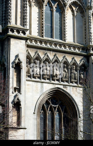 Figuren an der Westfassade der Kirche St. Mary Redcliffe, Bristol, UK Stockfoto