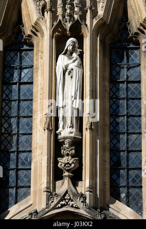 Maria und Kind Jesus-Statue über Süd Tür der Kirche St. Mary Redcliffe, Bristol, UK Stockfoto