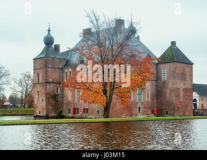 Cannenburgh Castle ist eine Burg aus dem 16. Jahrhundert in Vaassen in der niederländischen Provinz Gelderland. Stockfoto