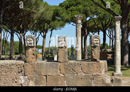 Rom. Italien. Ostia Antica. Aus Marmor Theatermasken an der Rückseite des Theaters. Stockfoto