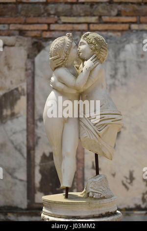 Rom. Italien. Ostia Antica. Statue der liebenden Umarmung, Haus von Amor und Psyche. Domus di Amore e Psiche. Stockfoto