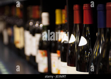 verschiedene Flaschen Wein auf dem Regal. selektiven Fokus Stockfoto