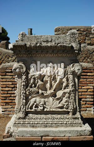 Rom. Italien. Ostia Antica. Sacellum. Altar der Zwillinge Romulus und Remus.  Relief Darstellung Amor mit dem Wagen von Mars (links) und Romulus und Stockfoto