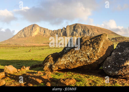 Blick auf die gefallenen Ruinen einer Moai-Statue in der Nähe von Ahu Tongariki Website, auf der Küste der Osterinsel, Chile Stockfoto