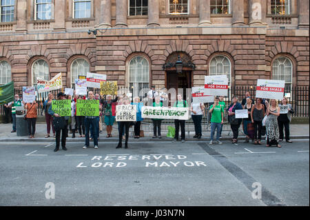 Anti-Fracking Aktivisten stehen außerhalb Liverpool Town Hall, während lokale Kämpferin an dem Rat eine Petition gegen Fracking Hände Stockfoto