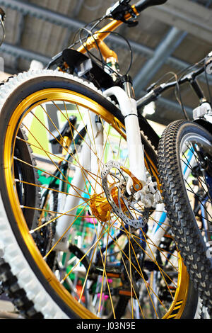 Sport Mountainbike in ein Fahrradgeschäft. Vorderansicht Stockfoto