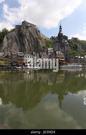 Dinant, Belgien an den Ufern des Flusses Maas verfügt über die gotische Liebfrauenkirche und eine befestigte Zitadelle auf steilen Felsen über der Stadt. Stockfoto