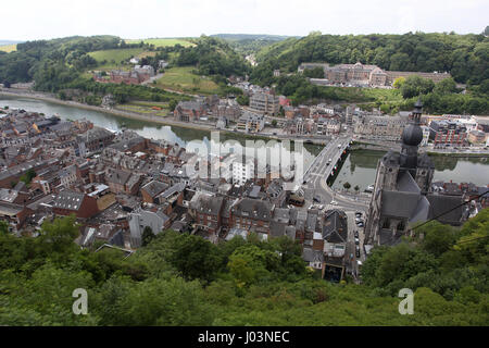 Dinant, Belgien an den Ufern des Flusses Maas verfügt über die gotische Liebfrauenkirche und eine befestigte Zitadelle auf steilen Felsen über der Stadt. Stockfoto