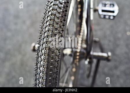 Offroad-Reifen auf einem Fahrrad Bergsport Stockfoto