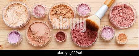 Make-up-Pulver-Produkte mit Stiftung erröten und Pinsel Stockfoto